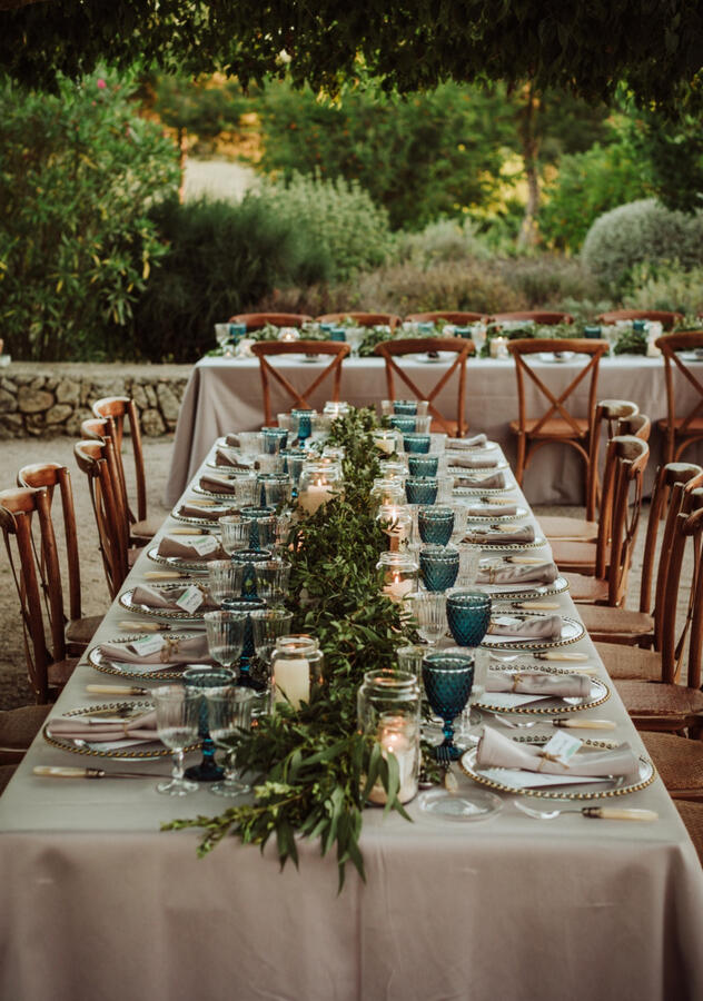 mesa de banquete elegante en finca mallorquina