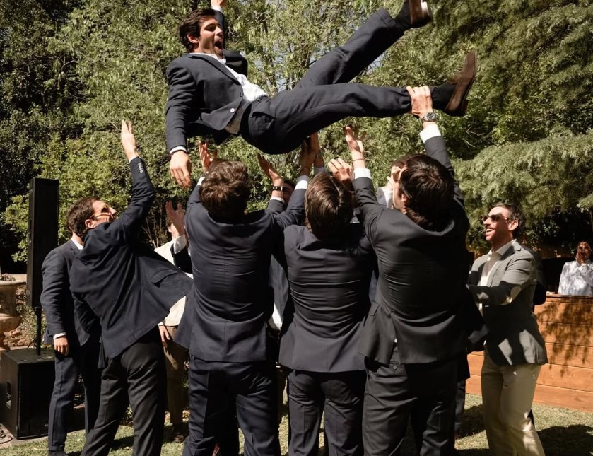 Amigos celebrando durante un wedding weekend en Mallorca
