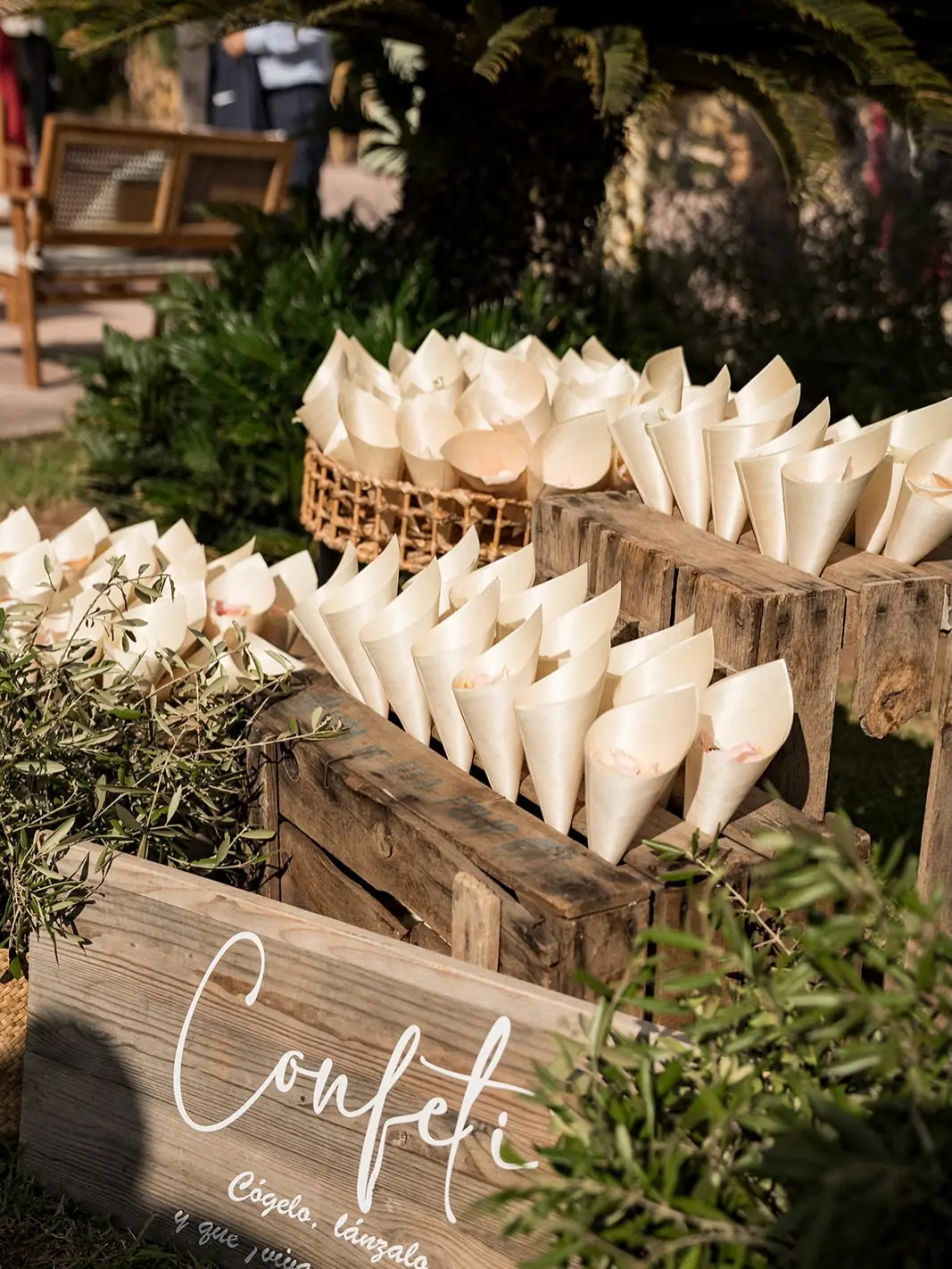 Conos de confeti preparados para la celebración