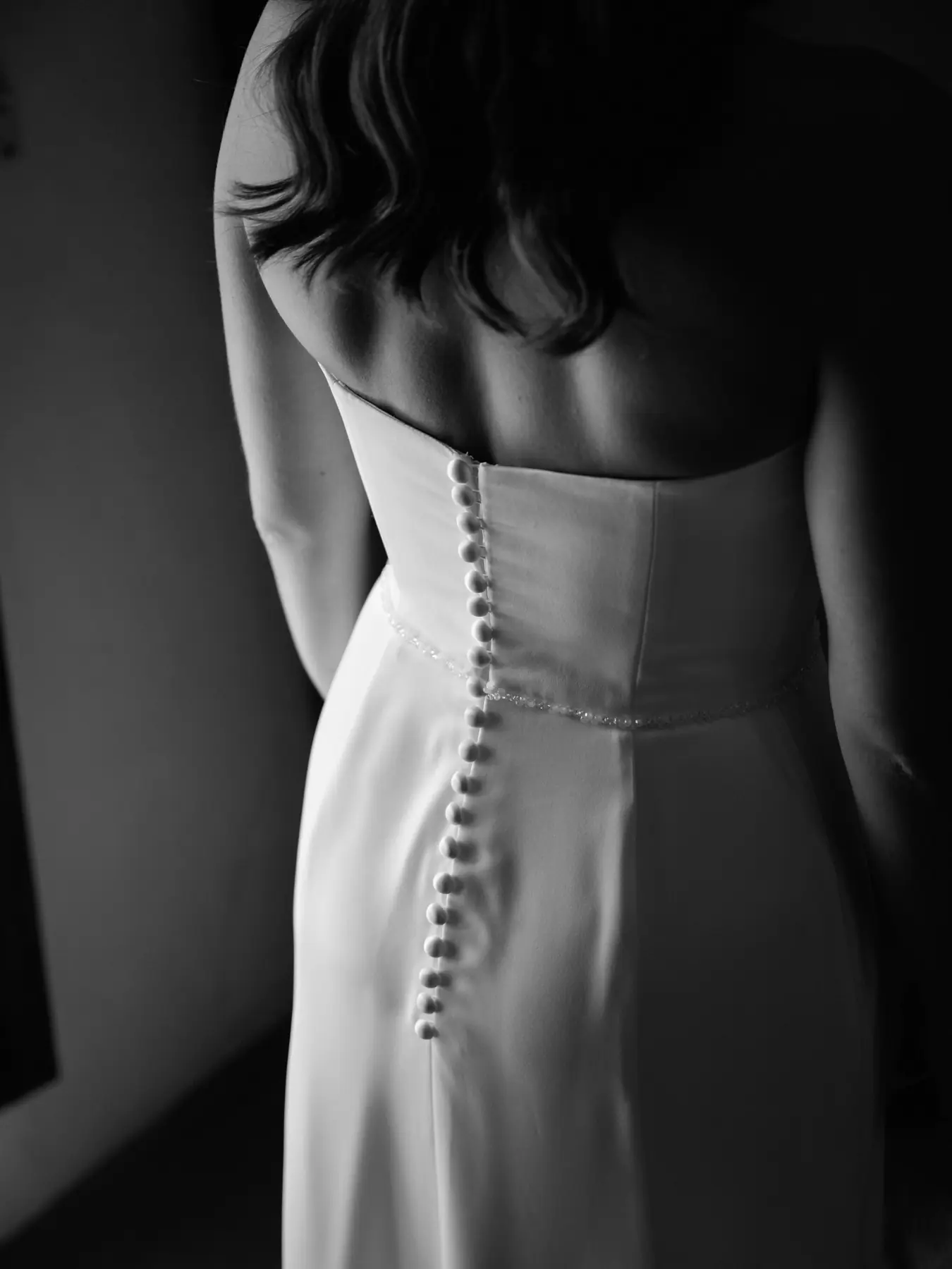 Detalle artesanal de los botones de un vestido de novia