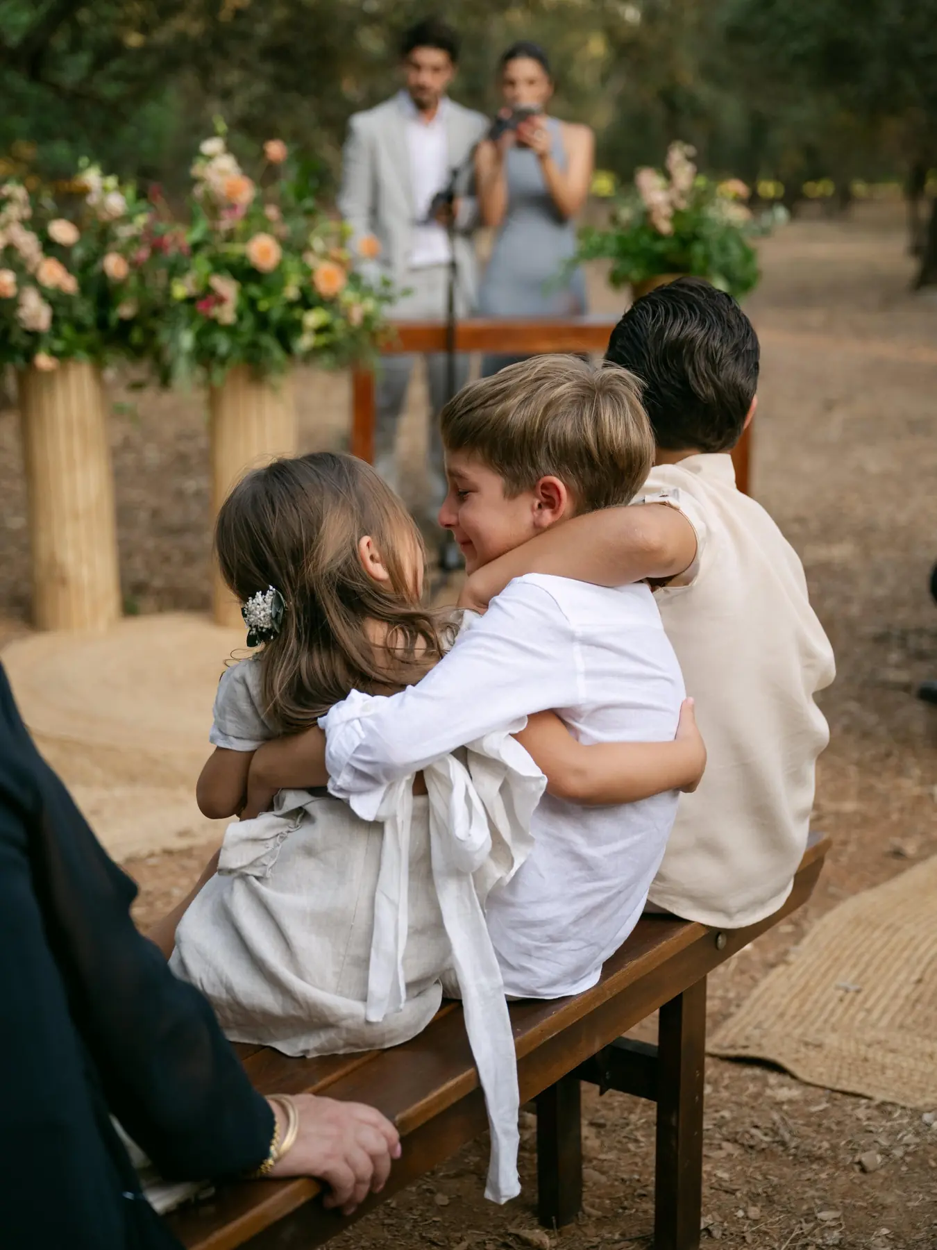 Un abrazo familiar durante una ceremonia de boda