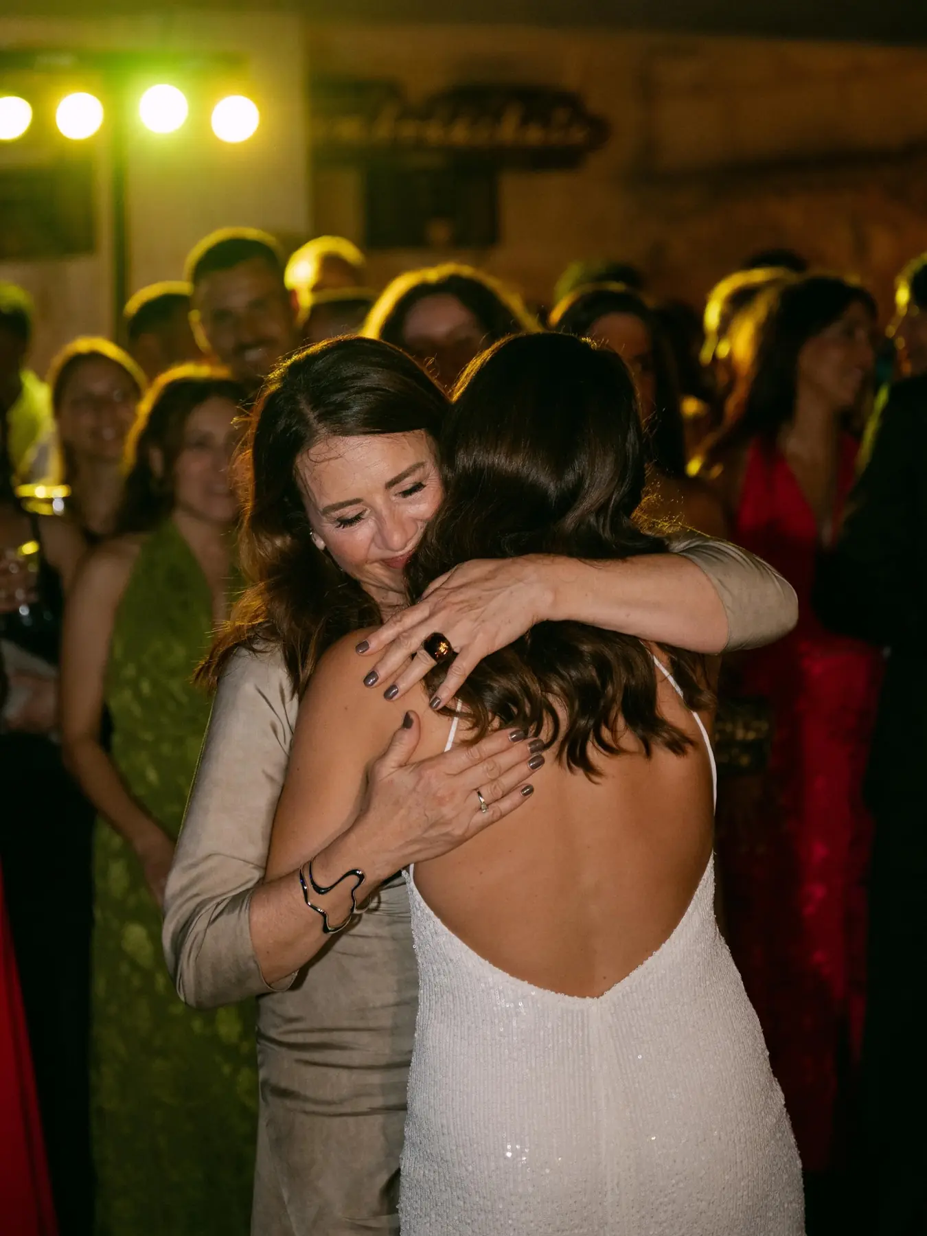 Un abrazo emocionado durante la fiesta de boda