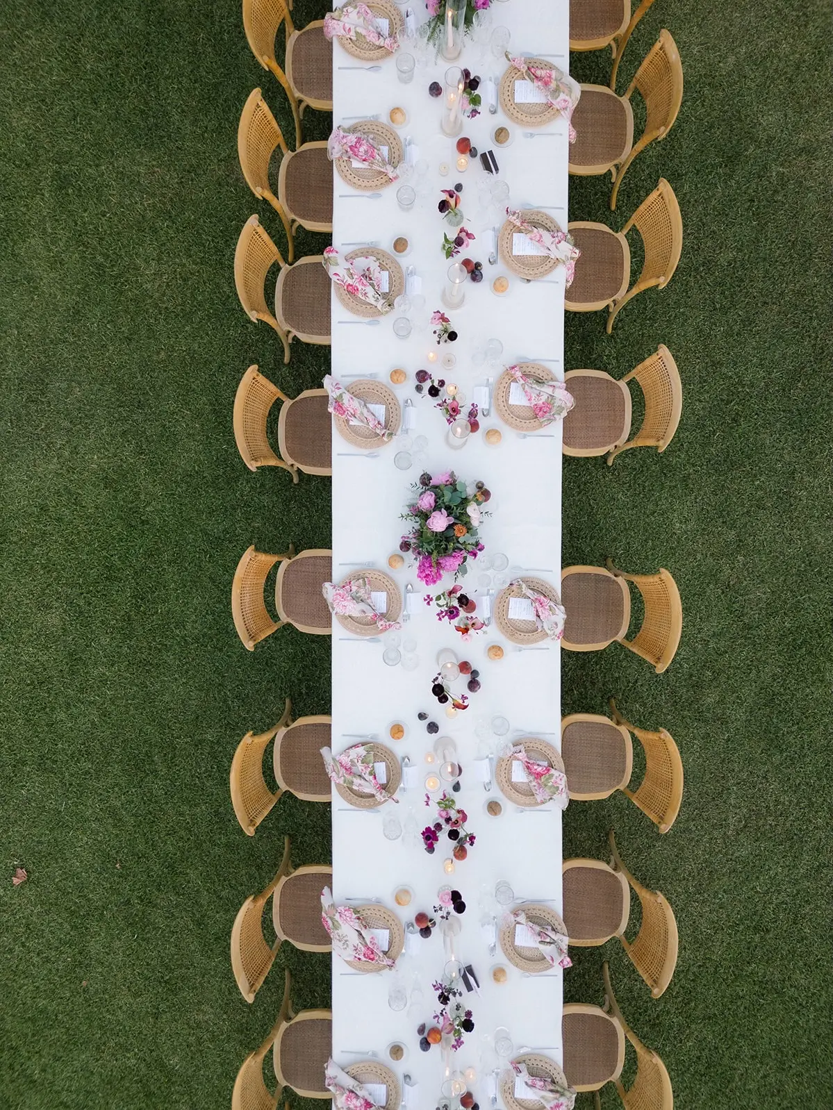 Mesa de boda vista desde arriba con composición floral