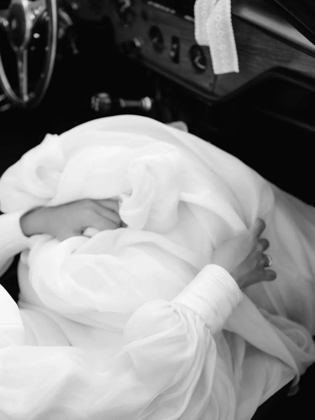 Una novia sostiene su vestido durante los preparativos